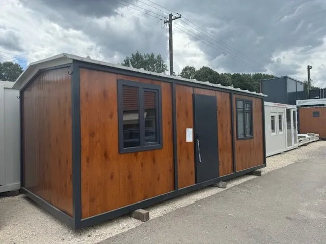 6,5m x 3m barna fahatású mobilház