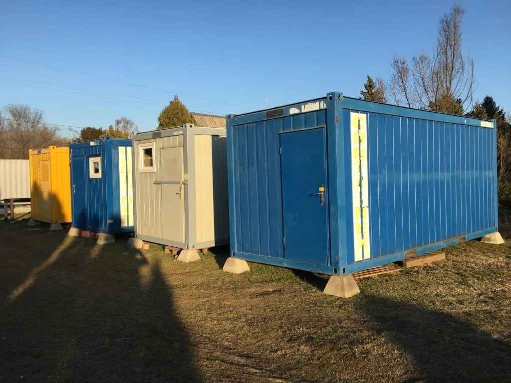Használt konténerek sorban a kecskeméti telephelyen