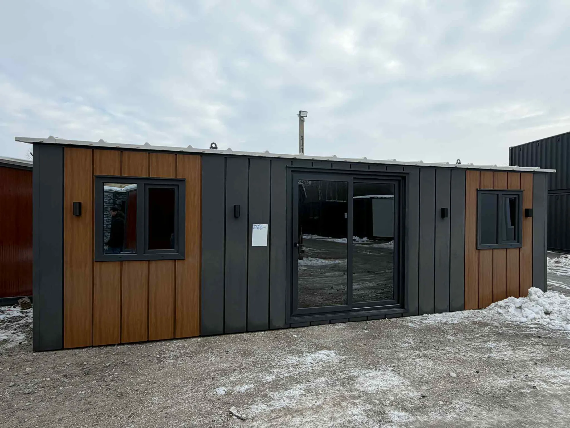 8x3m-es EkoLux típusú iroda konténer
