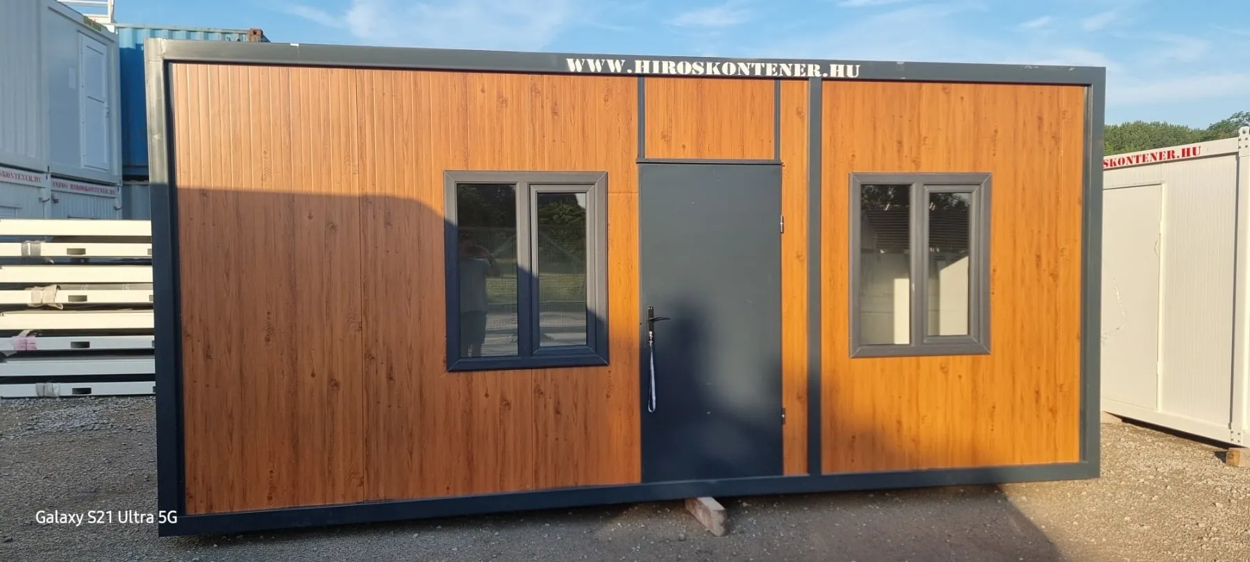 6m x 2,4m irodakonténer fürdőszobával