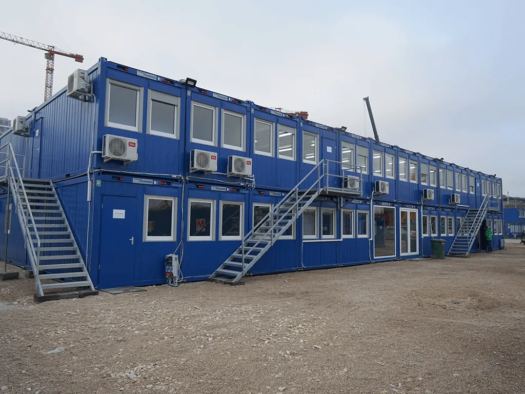 Kék, többszintes konténerépület