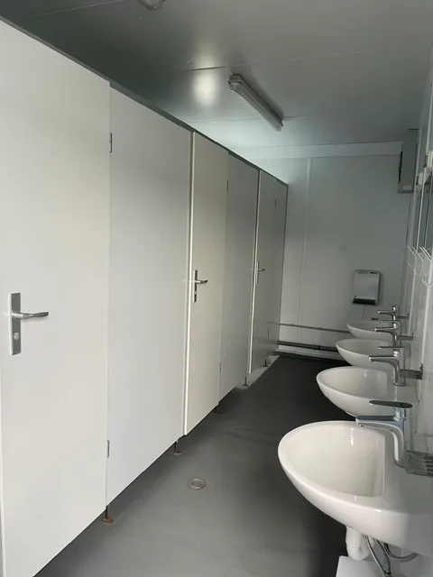 20 lábas, felújított szaniterkonténer, WC konténer