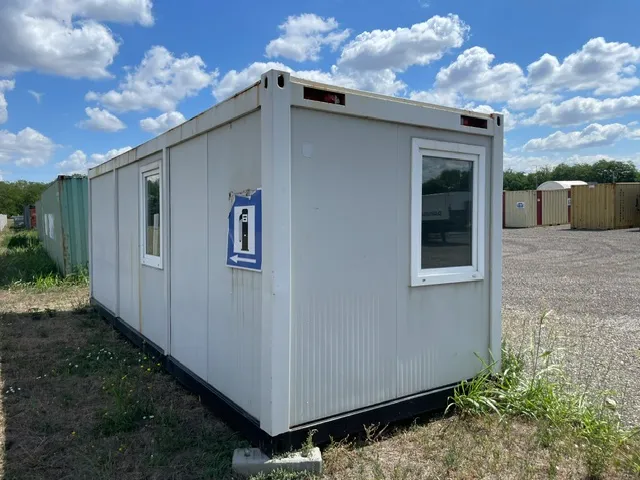 24 lábas, használt, felújításra szoruló irodakonténer, kézmosóval