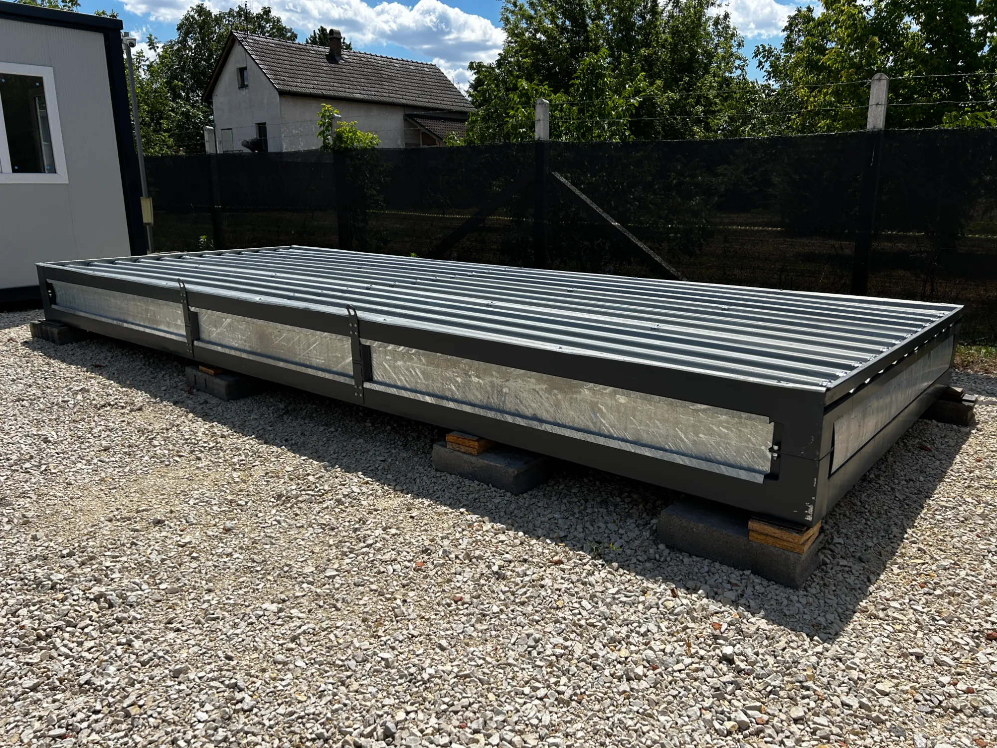 Lapraszerelt iroda- és lakókonténer, 7×3 m