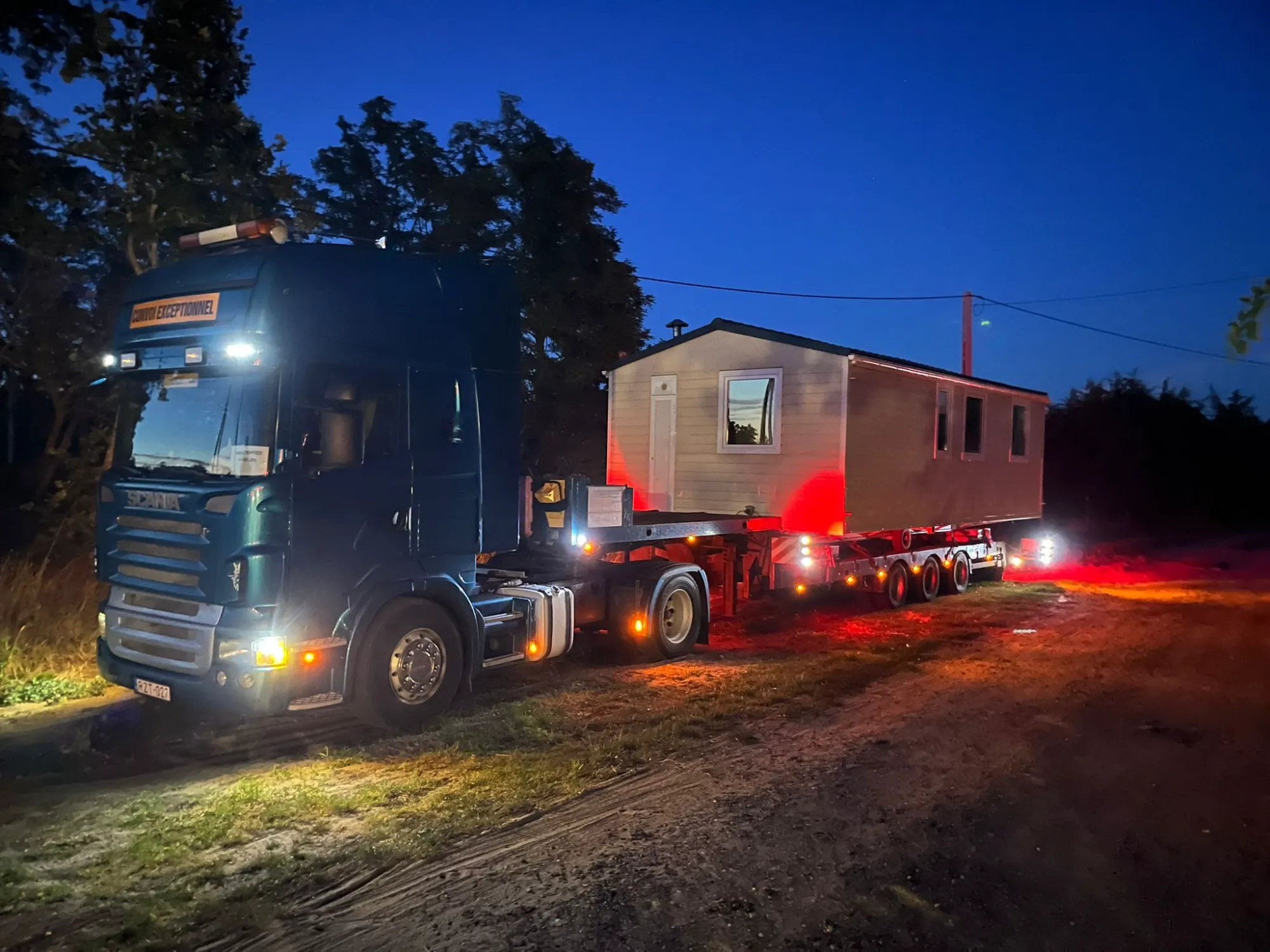 Mobilház szállítása éjszaka, nyerges vontatón