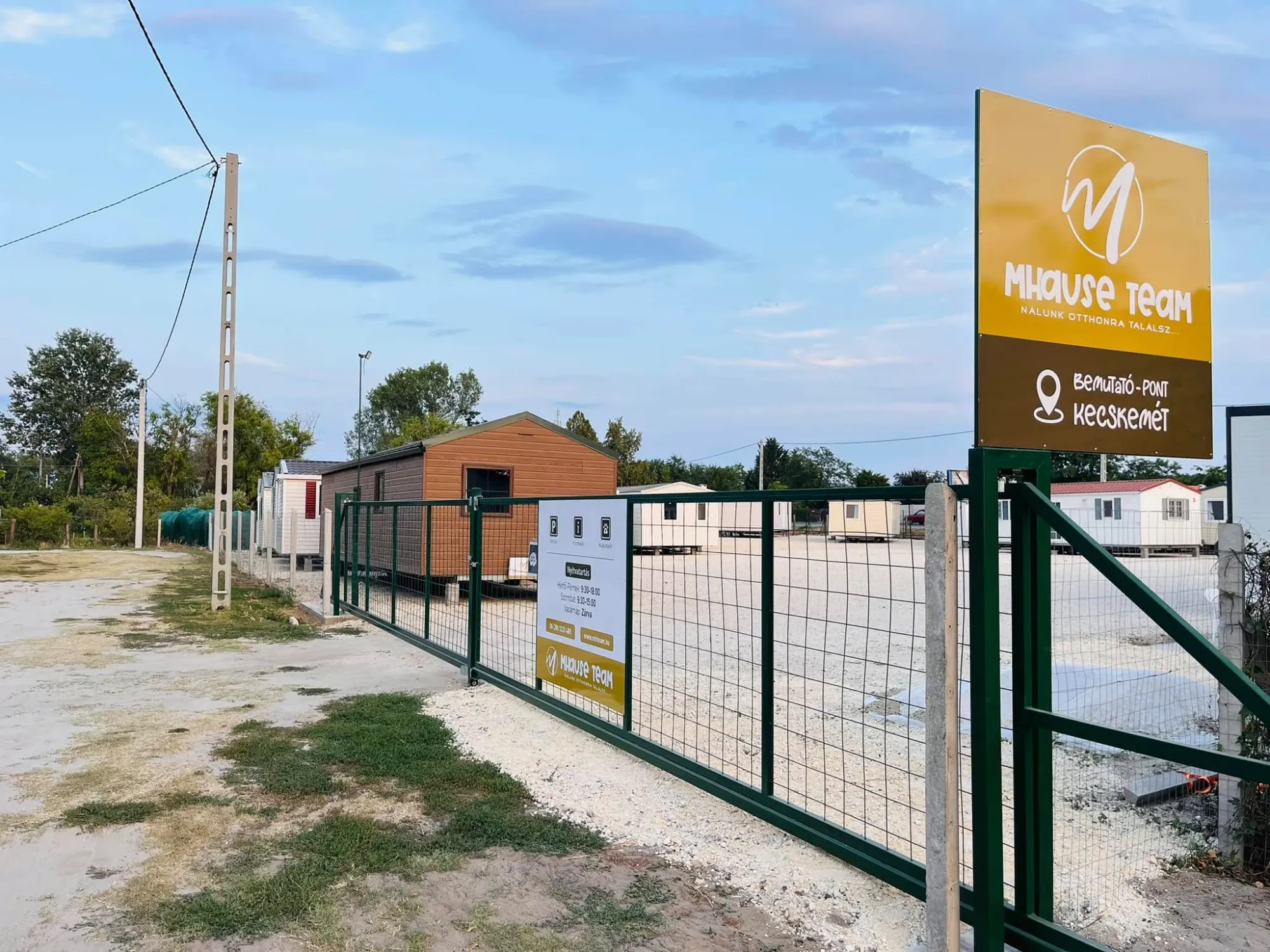 Az MHause Team bemutató pontjának bejárata Kecskeméten