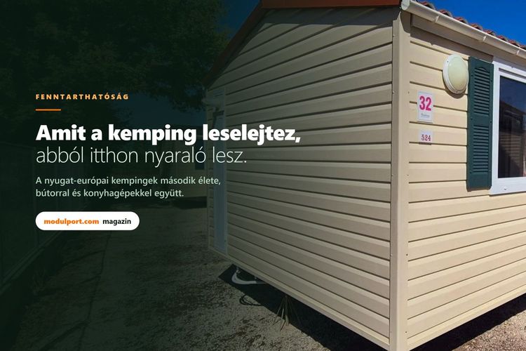 Kempingből érkezett mobilház, oldalán a parcellaszámmal