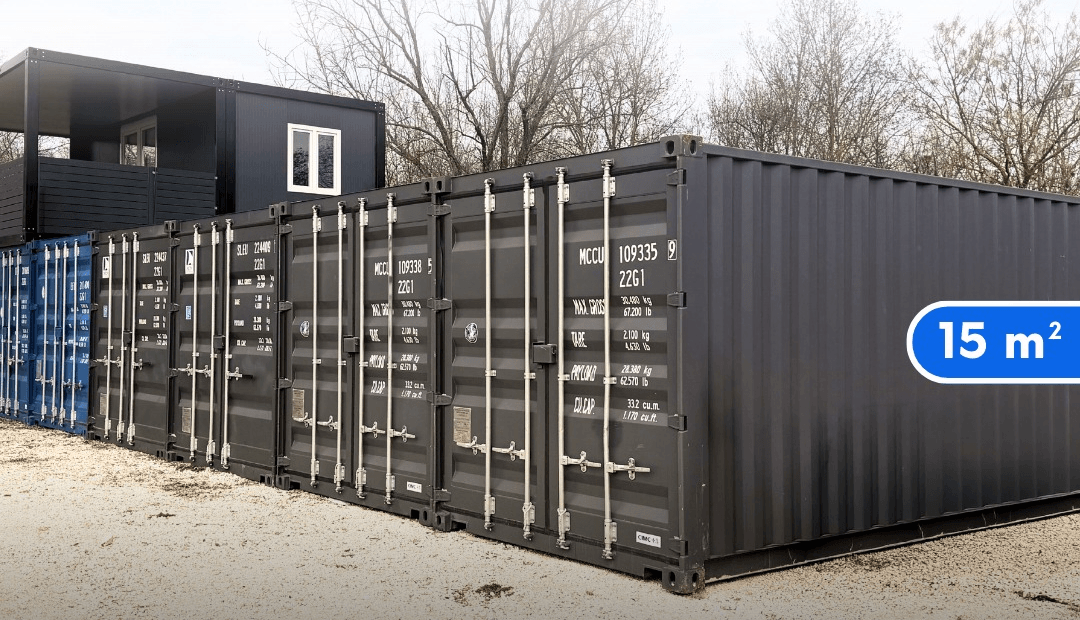 Selabox konténeres raktárbázis Szegeden, egy 15 m²-es tároló konténer és egy emeletes konténerépület látható